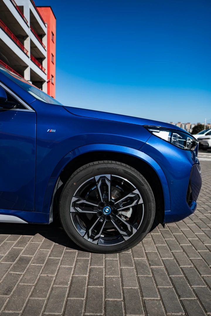 BMW iX1 - преимущества