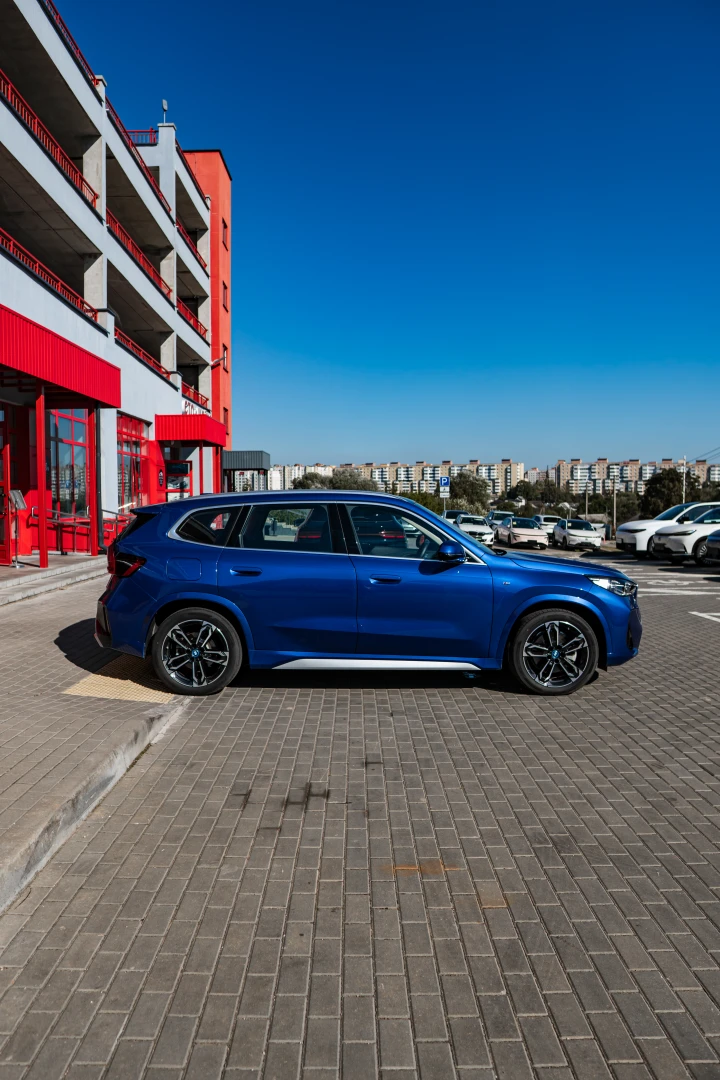 BMW iX1 - преимущества