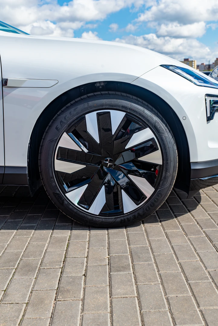 Polestar 4 фото 3