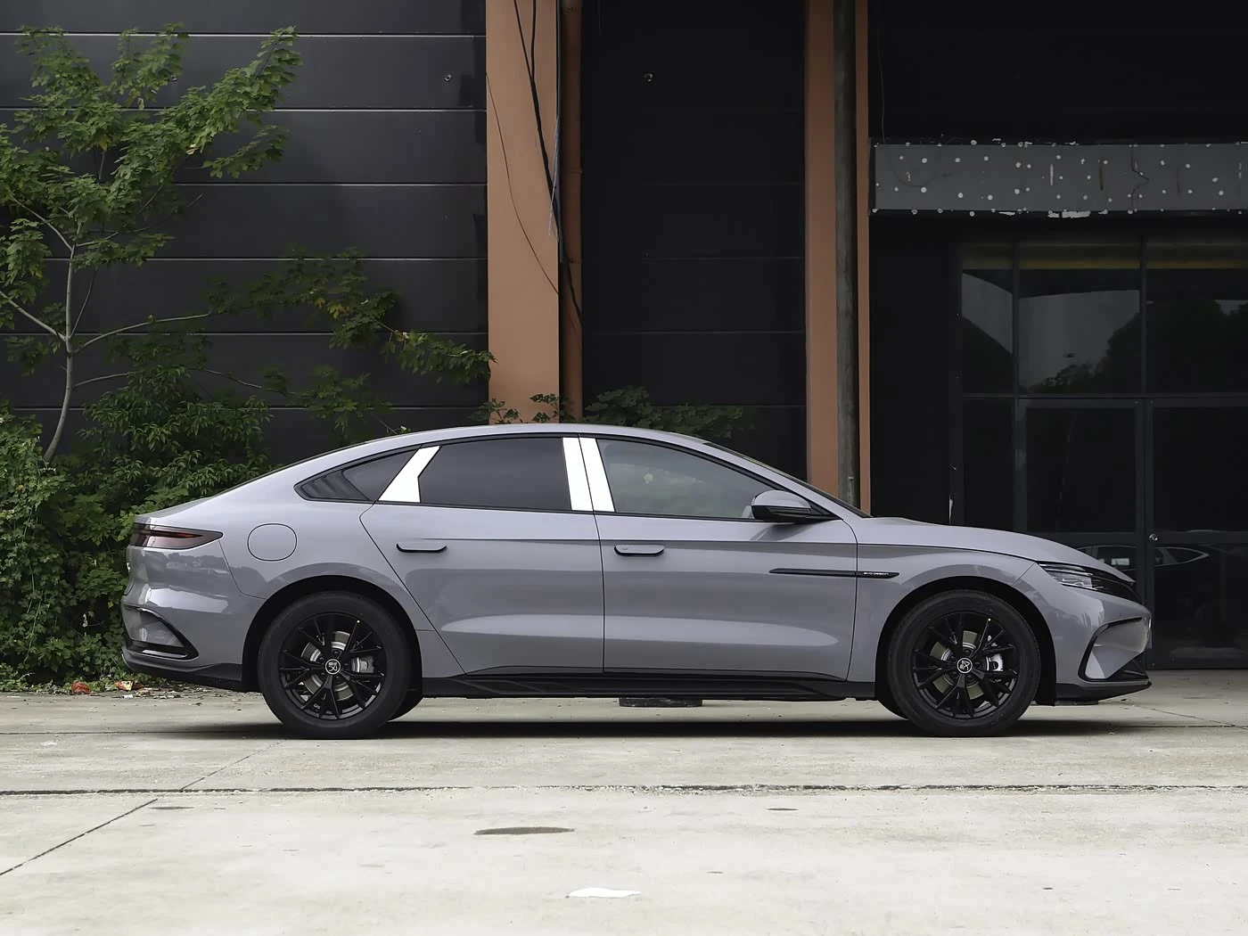 BYD HAN DM-i PHEV 1.5T CVT Elite фото 1