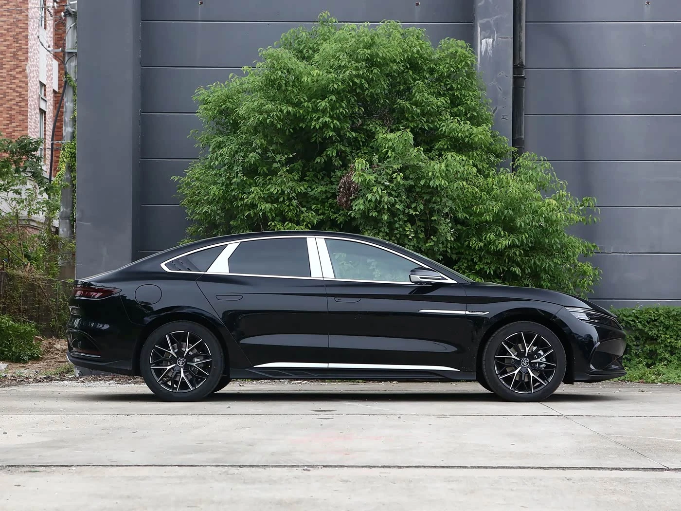 BYD HAN DM-i PHEV 1.5T CVT Premium фото 1