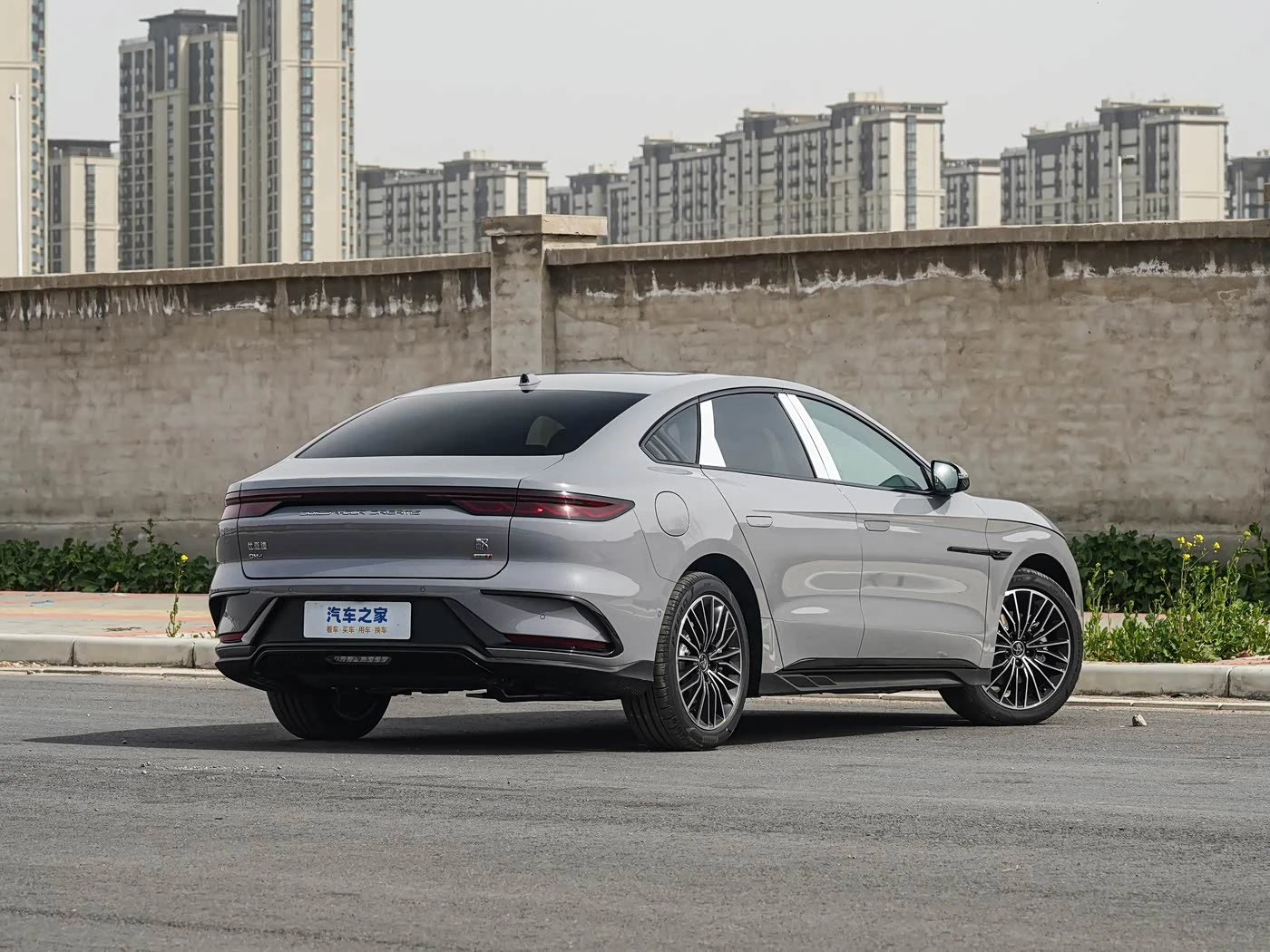 BYD HAN DM-i PHEV 1.5T CVT Intelligent Driving Flagship фото 2