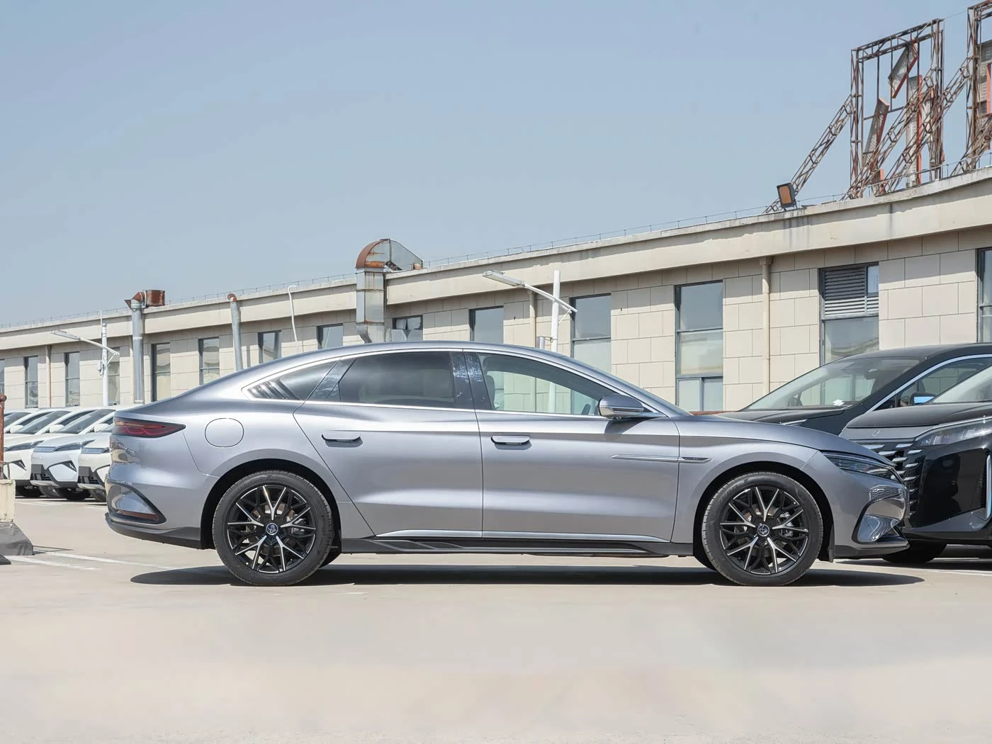 BYD HAN DM-i PHEV 1.5T CVT Prestige фото 1