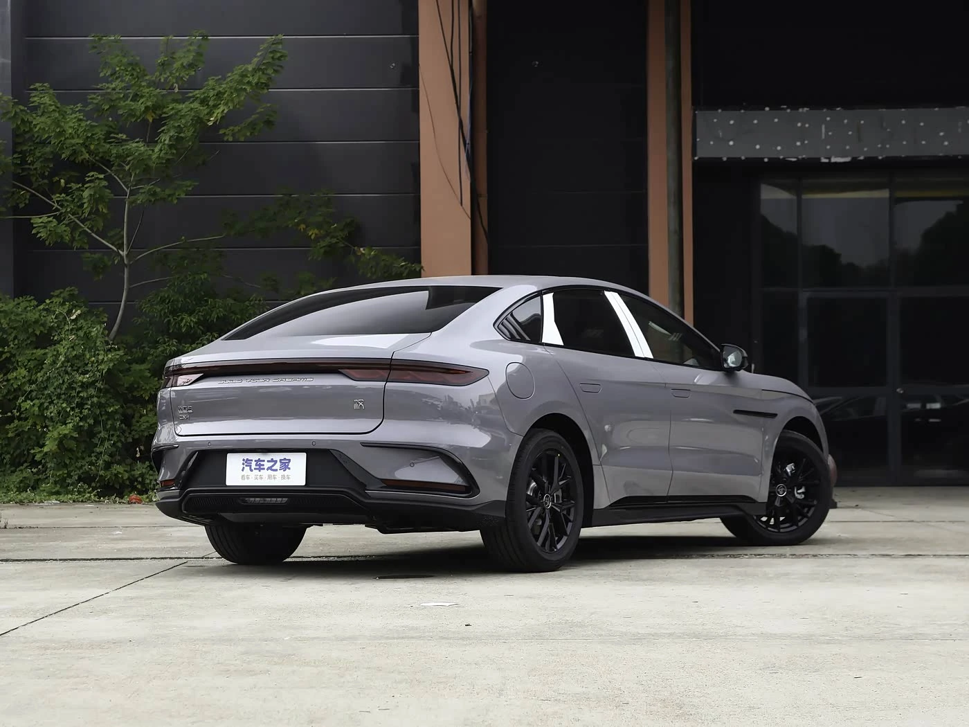 BYD HAN DM-i PHEV 1.5T CVT Elite фото 2