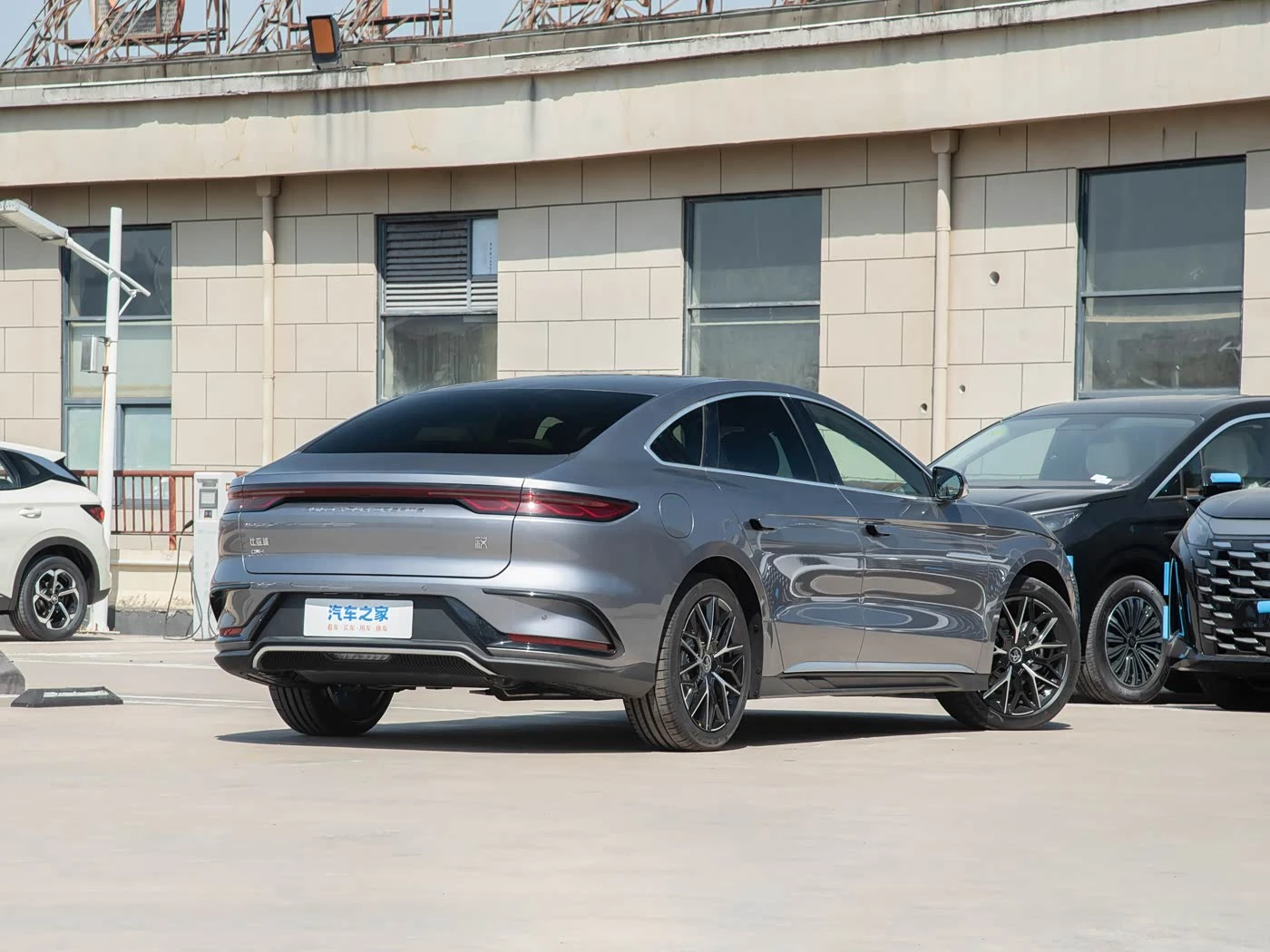 BYD HAN DM-i PHEV 1.5T CVT Prestige фото 2