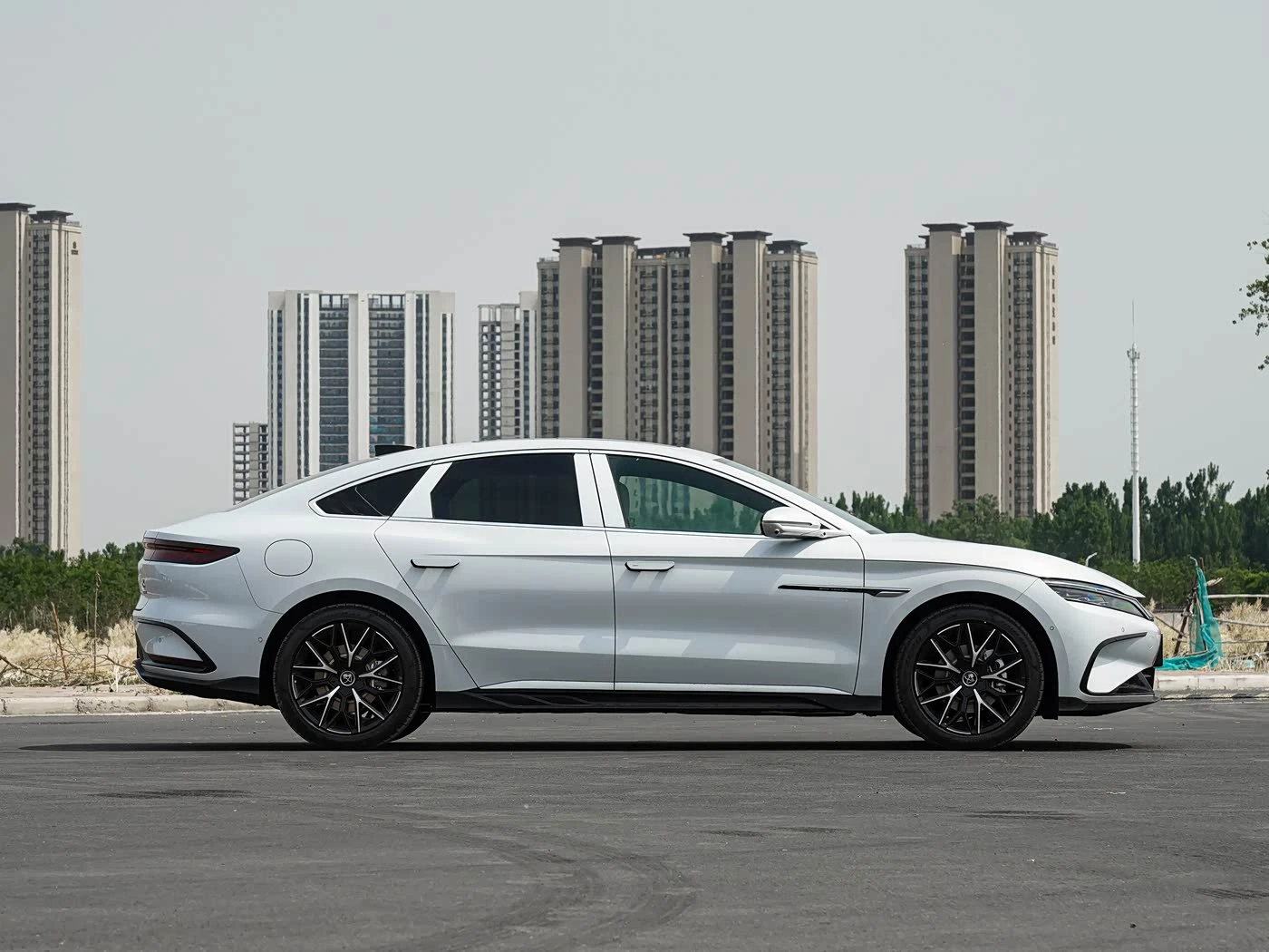 BYD HAN DM-i PHEV 1.5T CVT Intelligent Driving Prestige фото 1