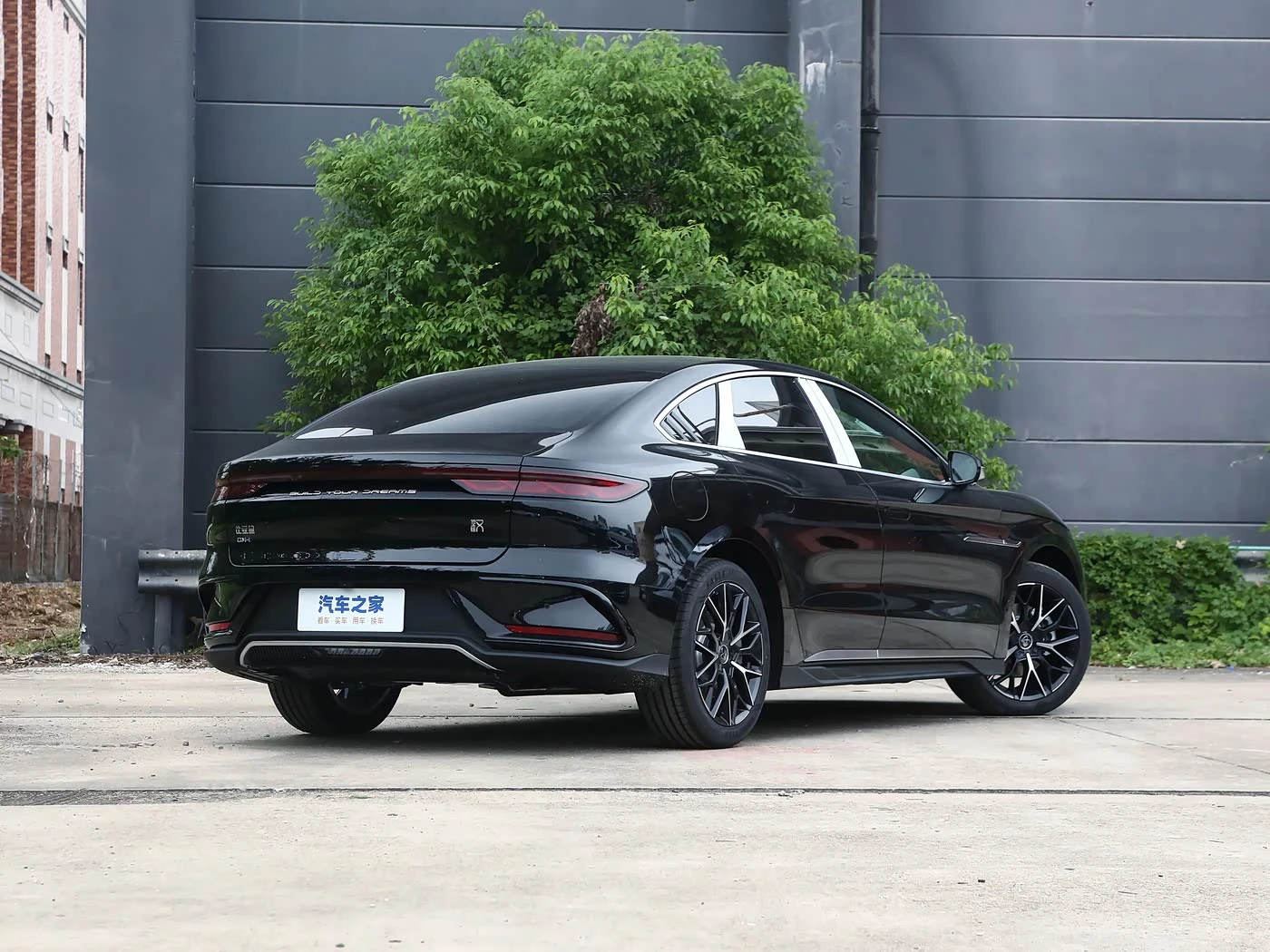 BYD HAN DM-i PHEV 1.5T CVT Premium фото 2